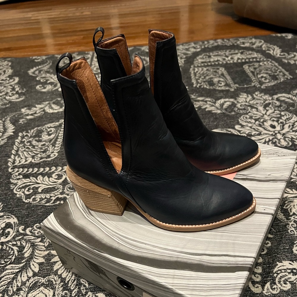 NWOT Jeffery Cambell Orwell Navy Booties